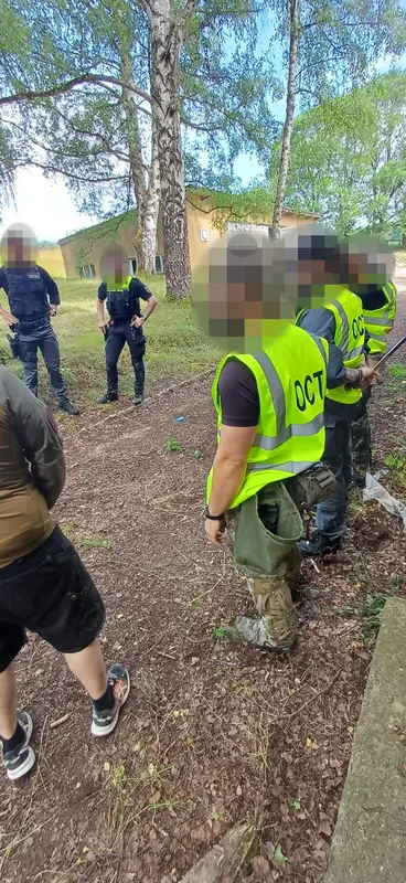 Übungsbesprechung im Gelände mit Polizei und Trainern