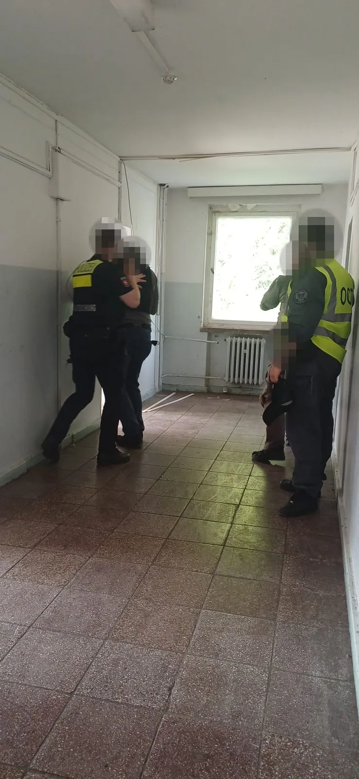 Zugriffsübung im Gebäude mit Trainer in Warnweste
